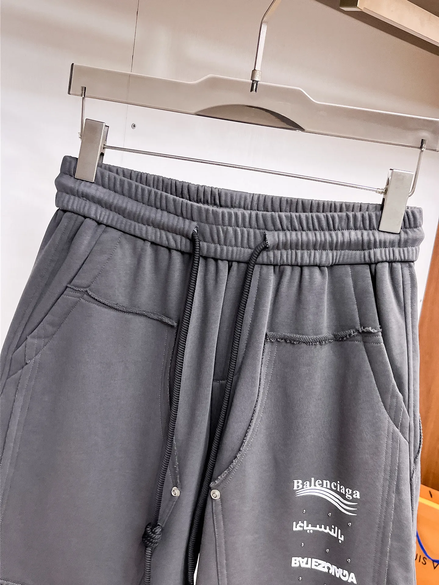 Balenciaga's three-standard complete 2026 summer New Arrival men's casual shorts, advanced custom-made Breathable fabric, Breathable fabric, extremely stretchy and comfortable, impeccable details, top-grade accessories, original logo design concept, delicate and soft feel! The upper body fit is awesome! Size: M-XXXL Please state your height and weight when ordering